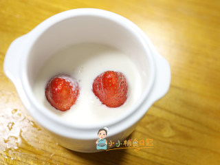 6个月以上草莓酸奶,酸奶+草莓放入料理机