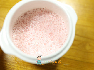 6个月以上草莓酸奶,用料理棒打成草莓酸奶即可
