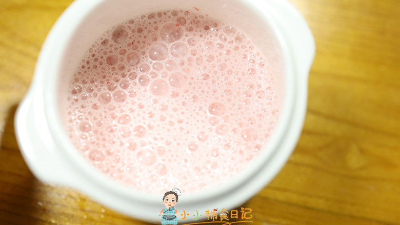 6个月以上草莓酸奶,用料理棒打成草莓酸奶即可