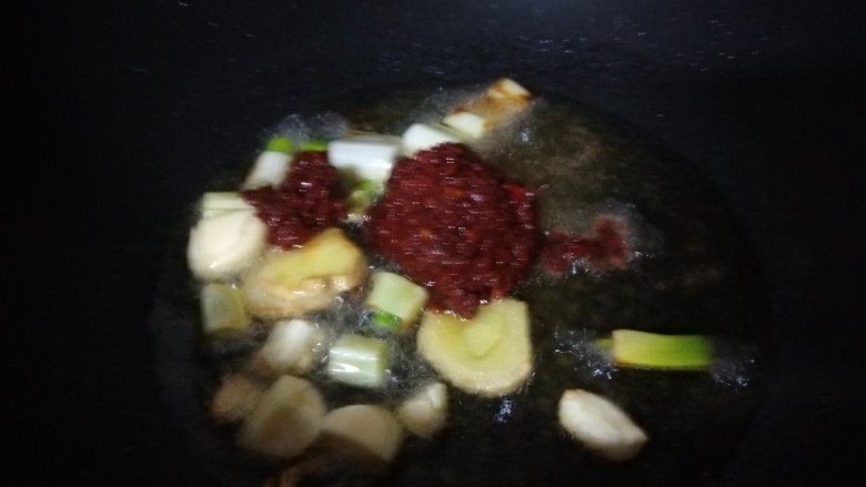 香辣草鱼,加入郫县豆瓣酱炒出红油。