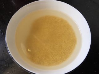小米红薯粥,小黄米用清水浸泡30分钟