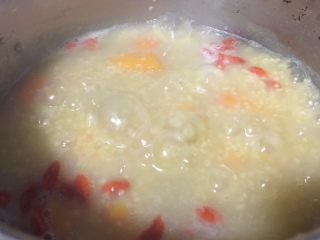 小米红薯粥,煮五分钟粘稠即可出锅