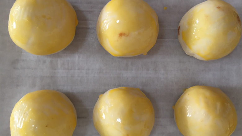蛋黄酥,蛋黄液中滴入几滴柠檬汁，表面涂抹两次蛋黄液