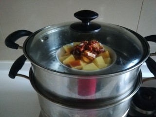 芋头扣肉,开锅转中火蒸一半小时左右，出锅倒扣盘中即可。