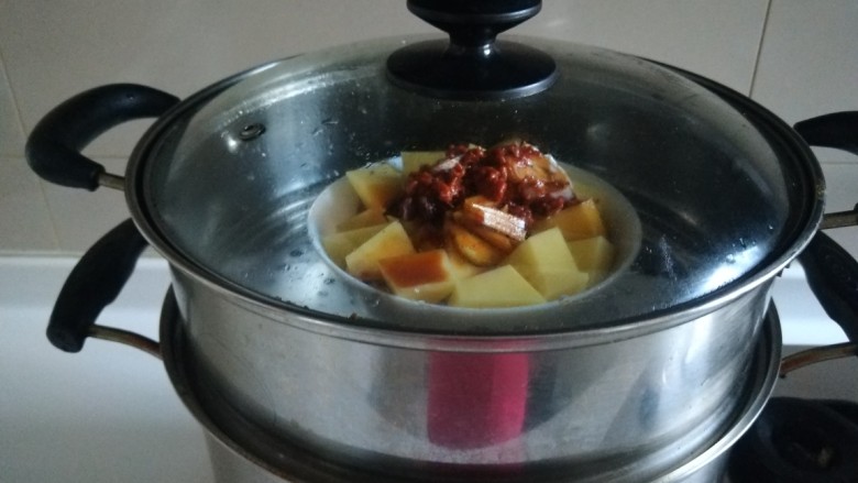 芋头扣肉,开锅转中火蒸一半小时左右，出锅倒扣盘中即可。