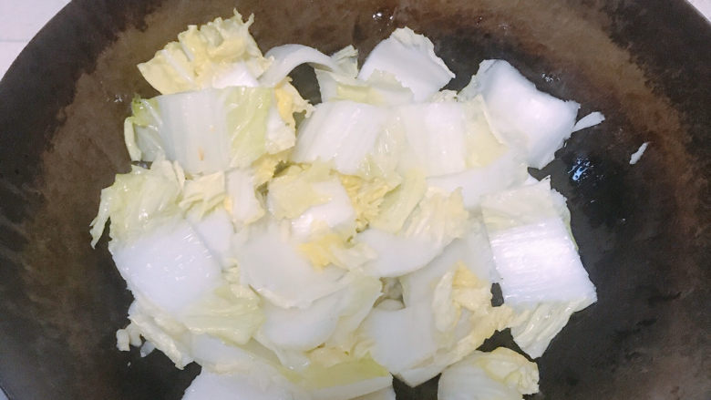醋溜大白菜,先放入白菜的茎翻炒。