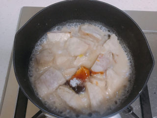 葱油芋艿,煮到汤汁浓稠芋头能用筷子搓穿时加入少量蚝油和盐调味。