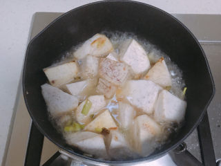 葱油芋艿,加入适量开水盖上盖子焖煮