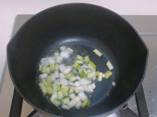 葱油芋艿,先热油爆香葱白。