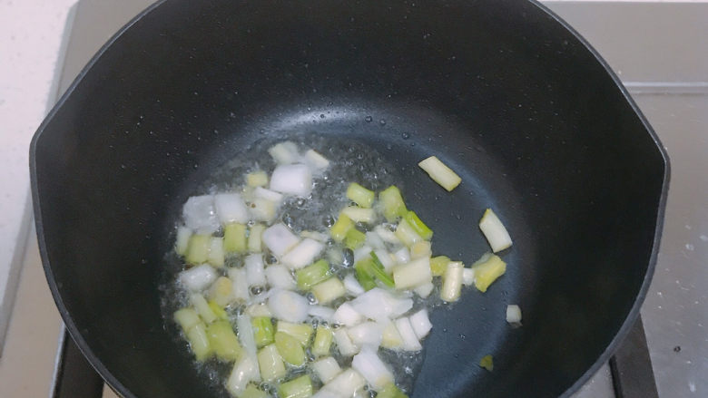 葱油芋艿,先热油爆香葱白。