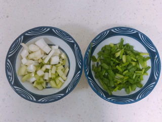 葱油芋艿,葱白和葱叶分开切