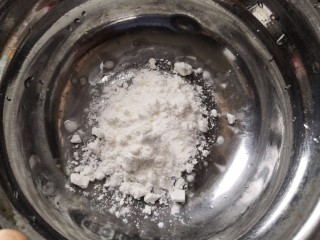 油炸馒头,碗里放一大勺玉米淀粉和一小撮盐。