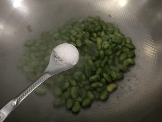 雪菜炒毛豆,加2勺清水和少许食盐，烧至毛豆熟烂后盛出