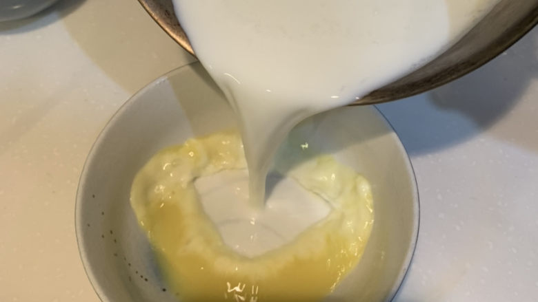 姜汁撞奶,把锅里牛奶倒入备好的姜汁里
