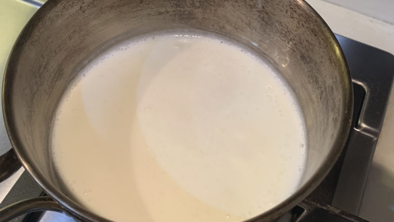 姜汁撞奶,煮到牛奶表面冒泡，立即关火。静待冷却1分钟