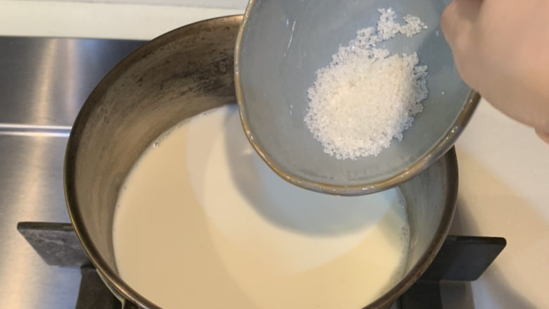 姜汁撞奶,倒入10g白砂糖，搅拌均匀，煮的过程慢慢搅拌