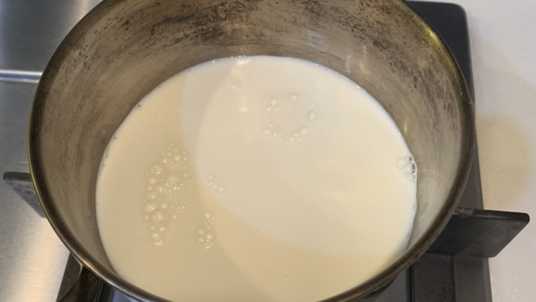 姜汁撞奶,锅里倒入牛奶，小火慢煮