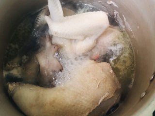 药膳养生鸡汤,老鸡洗干净后放入锅中，加料酒和清水烧开焯水3分钟