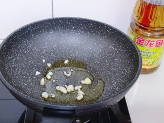 葱油芋艿,锅中加入菜籽油，再加入切好的蒜炒香！