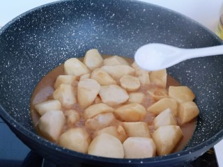葱油芋艿,加入盐，再炖约7-8分钟。（将芋艿炖熟即可）