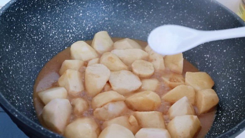 葱油芋艿,加入盐，再炖约7-8分钟。（将芋艿炖熟即可）