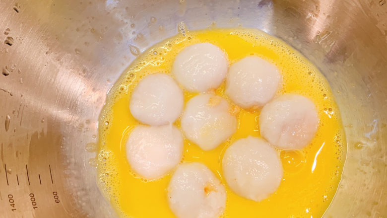 炸汤圆（番茄味/炼奶味）,把汤圆放入蛋液中，混合均匀