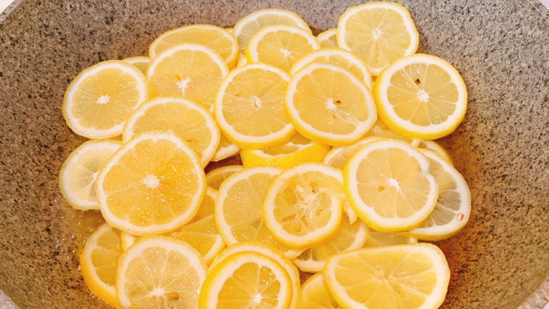 蜂蜜柠檬水,放入锅中，加入适量水