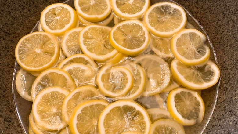 蜂蜜柠檬水,煮10分钟后，把柠檬片和剩余的汁一起倒入蜜蜂罐子里，放入冰箱