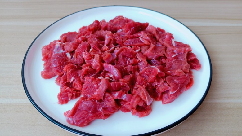 麻辣水煮牛肉,牛肉顺着肉丝的纹路横着切成片。