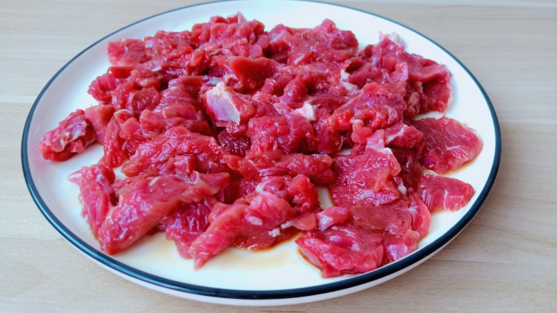 麻辣水煮牛肉,将调味料拌均匀。