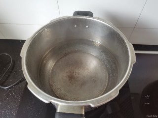 小米红薯粥,高压锅里加入700ml水烧开