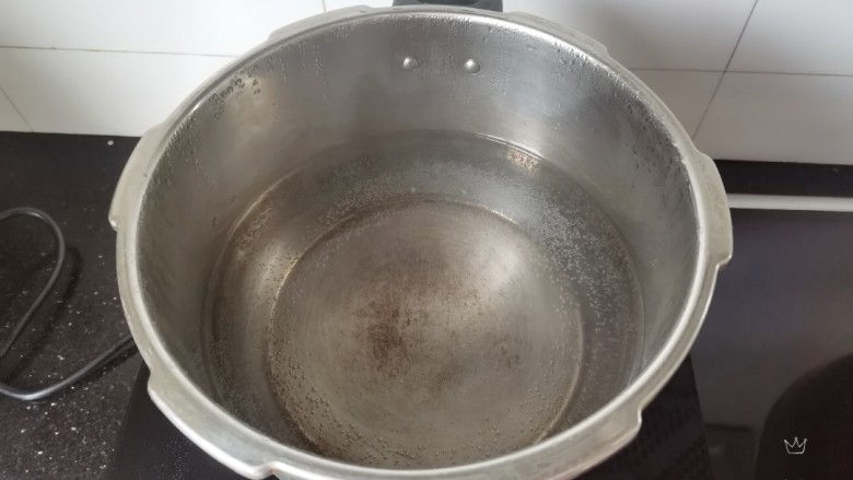 小米红薯粥,高压锅里加入700ml水烧开
