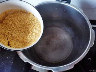 小米红薯粥,倒入小米