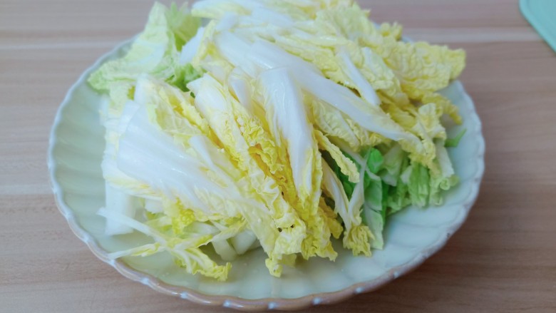 醋溜大白菜,白菜叶一样切成寸段。