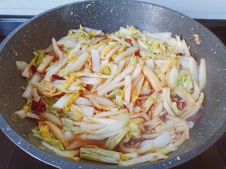 醋溜大白菜,开大火快速将调味料翻炒均匀，即可起锅。
