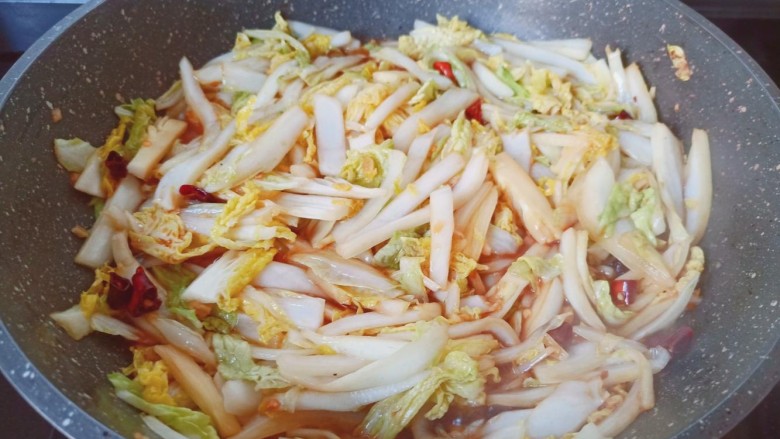 醋溜大白菜,开大火快速将调味料翻炒均匀，即可起锅。