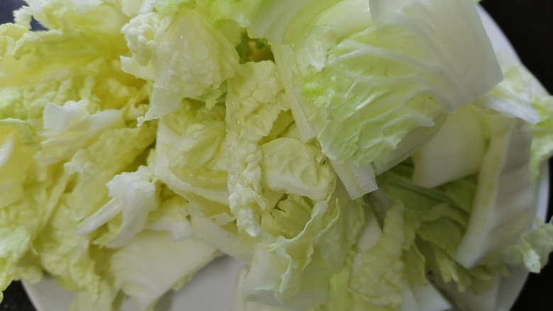 火腿炖白菜,将白菜切成小块