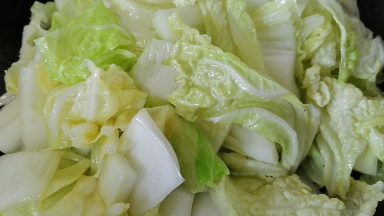 火腿炖白菜,炒至白菜变色