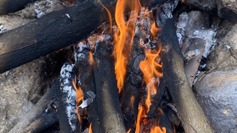 酸辣椒炒鸭珍,烧火，在家里做这一步可以省去，直接开火，我是在野外做的。