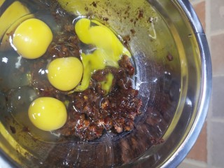 红枣糕（宝宝版）,红枣碎放入搅拌盆加入鸡蛋