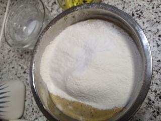 红枣糕（宝宝版）,用筛子筛入低筋粉和泡打粉