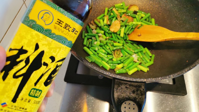 快手主食～蒜苗鸡蛋叉烧炒饭,倒入少许料酒