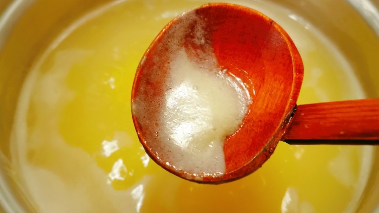苹果小米粥,期间注意观察  勤于搅拌 以免糊锅底 撇去浮末