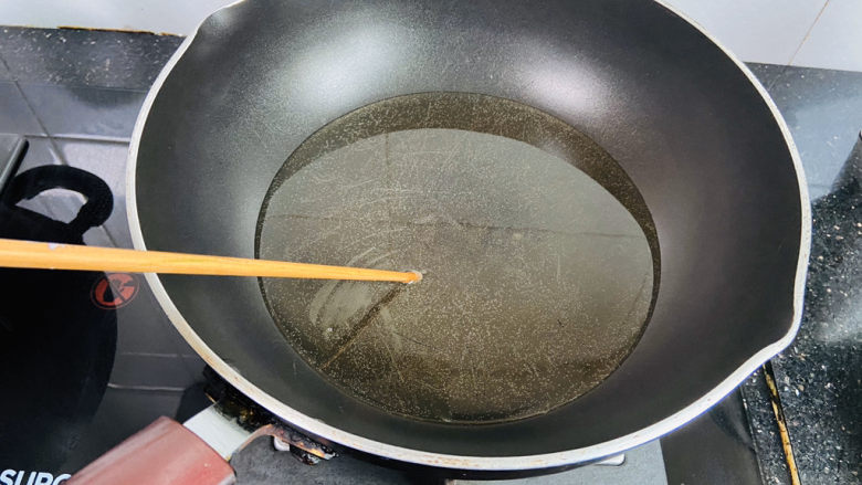 拔丝芋头,锅中加入食用油加热至五成热