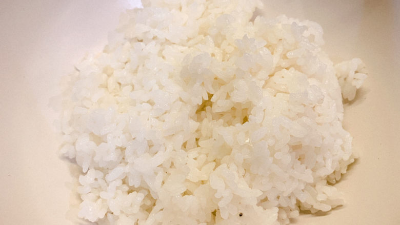 三眼荷包蛋叉烧饭,把煮好的米饭装出碗里