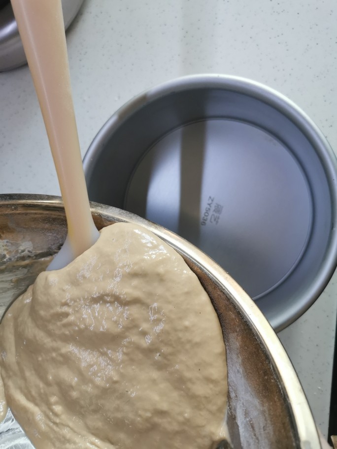 红糖发糕的家常做法（1个蛋）,搅拌好的面糊，用硅胶铲转移到模具中