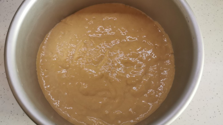 红糖发糕的家常做法（1个蛋）,震几下模具，使液面变得平整