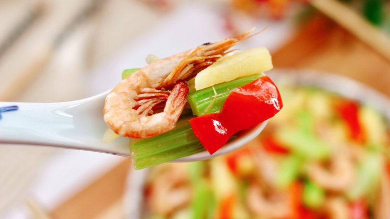 红虾芹菜土豆小炒,下饭又下酒，每次炒一锅不够吃。