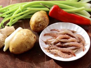 红虾芹菜土豆小炒,首先备齐所有的食材，红虾洗净剪去虾须。