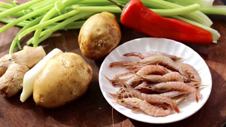 红虾芹菜土豆小炒,首先备齐所有的食材，红虾洗净剪去虾须。